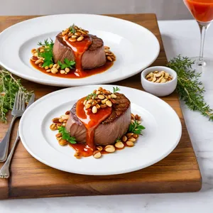 Рецепт Стейк с соусом из крыжовника и жареными кедровыми орешками - Подача