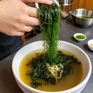 Рецепт Суп с кальмаром и бульоном даши - Добавление водорослей и ароматических ингредиентов