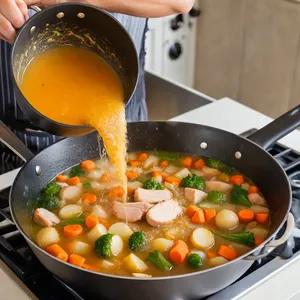 Рецепт Суп с копченой курицей и плавленым сыром - Соединение компонентов