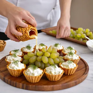 Рецепт Сырные корзинки с виноградом и орехами - Сборка корзинок