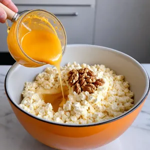 Рецепт Сырные роллы с грушей и грецким орехом - Приготовление начинки