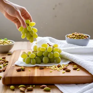 Рецепт Сырные розочки с виноградом и фисташками - Подготовка ингредиентов