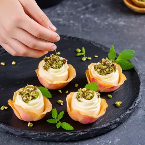 Рецепт Сырные розочки с виноградом и фисташками - Формирование розочек