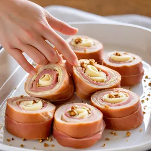 Рецепт Сырные рулетики с ветчиной и орехами - Формирование рулетиков
