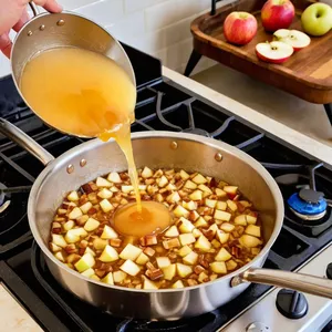 Рецепт Сырные спирали с яблоком и корицей - Приготовление яблочной начинки