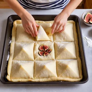 Рецепт Сырные треугольники с инжиром и кедровыми орешками - Формирование треугольников