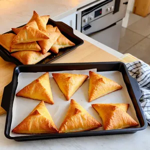 Рецепт Сырные треугольники с инжиром и кедровыми орешками - Выпекание