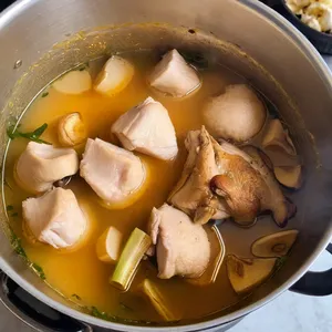 Рецепт Том Ям с курицей и имбирем - Добавление курицы и грибов