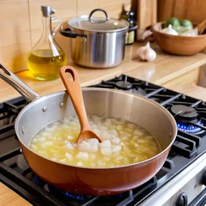 Рецепт Томатный бульон с морепродуктами и базиликом - Обжарка лука и чеснока