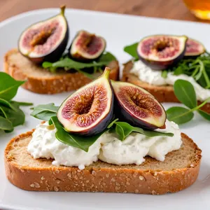 Рецепт Тост с козьим сыром и инжиром - Сборка тостов