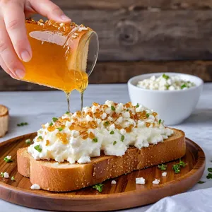Рецепт Тост с кремом из феты и мёдом - Намазывание крема и подача