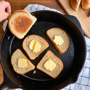 Рецепт Тосты с брынзой и мёдом - Обжаривание хлеба
