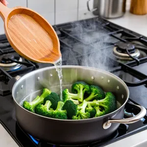 Рецепт Треска с чесночно-сливочным соусом и брокколи - Приготовление брокколи