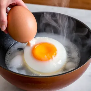 Рецепт Цезарь с апельсином и миндалем - Варка яйца