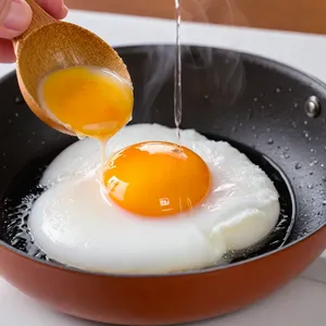 Рецепт Цезарь с хрустящим беконом и яйцом пашот - Приготовление яйца пашот