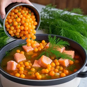 Рецепт Уха из лосося с морошкой и укропом - Добавление морошки и укропа