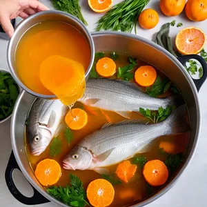 Рецепт Уха из морского окуня с мандарином и шалфеем - Добавление рыбы и мандарина