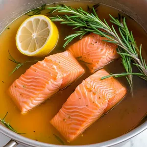 Рецепт Уха из семги с лимоном и розмарином - Добавление семги и ароматов