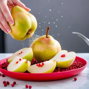 Рецепт Уха из сома с грушей и розовым перцем - Добавление груши и розового перца