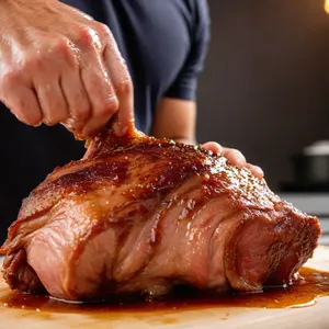 Рецепт Вяленая свинина с медом и копченым перцем - Натирание мяса маринадом