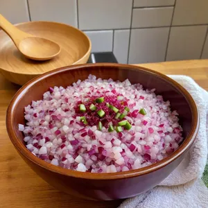 Рецепт Винегрет с селедкой и яблоком - Нарезка лука и огурцов