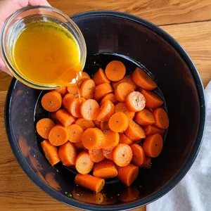 Рецепт Запечённая морковь с кунжутом и соевым соусом - Замариновать морковь
