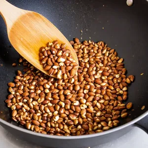 Рецепт Жареные баклажаны с медом и кедровыми орешками - Подготовка кедровых орешков