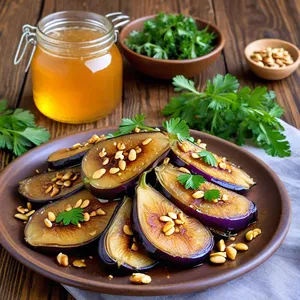 Рецепт Жареные баклажаны с медом и кедровыми орешками - Сборка блюда