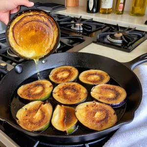 Рецепт Жареные баклажаны с медом и миндалем - Обжарка баклажанов