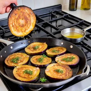 Рецепт Жареные баклажаны с медом и тимьяном - Обжарка баклажанов