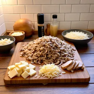 Рецепт Жюльен с грибами и копченой курицей под сырной корочкой - Подготовка ингредиентов