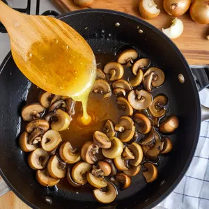 Рецепт Жюльен с грибами и копченой курицей под сырной корочкой - Обжарка лука и грибов