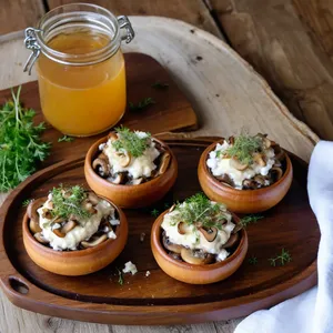 Рецепт Жюльен с грибами и козьим сыром в медовом соусе - Сборка жюльена