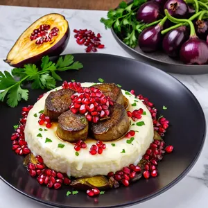 Баранина с гранатом и жареными баклажанами