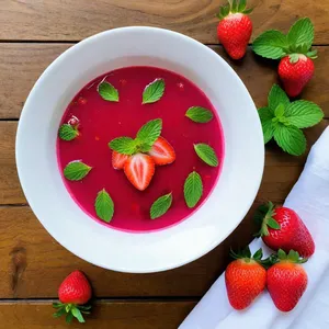 Ботвинья с клубникой и мятой