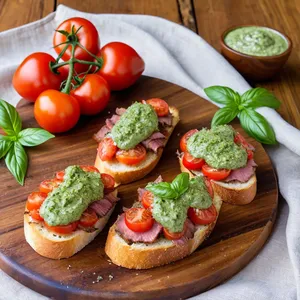 Брускетты с говядиной и соусом песто
