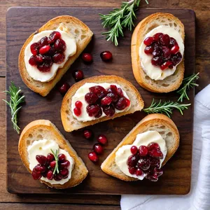Брускетты с камамбером и клюквенным соусом