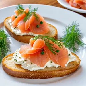 Брускетты с копченым лососем и сливочным сыром
