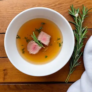 Бульон из баранины с розмарином и чесноком