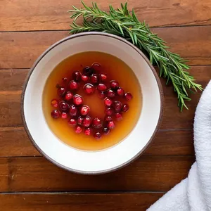 Бульон из дикой утки с брусникой и розмарином