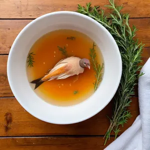 Бульон из фазана с можжевельником и розмарином