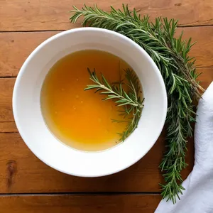 Бульон из зайца с можжевельником и розмарином