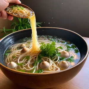 Бульон с грибами эноки и кинзой