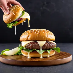 Бургер с говядиной, грушей и сыром бри