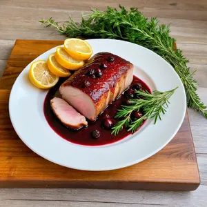 Буженина с вишнёвым соусом и душистым перцем