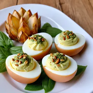 Фаршированные яйца с песто и кедровыми орешками