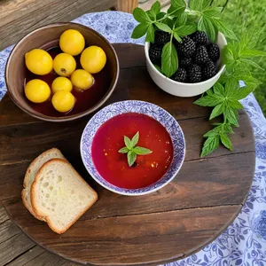 Гаспачо с ежевикой и лимонной вербеной