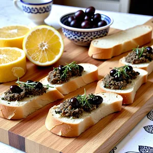 Горячие канапе с анчоусами и оливковым тапенадом