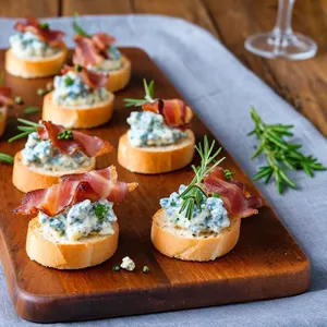 Горячие канапе с беконом и голубым сыром