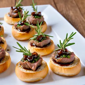 Горячие канапе с ягненком и розмарином